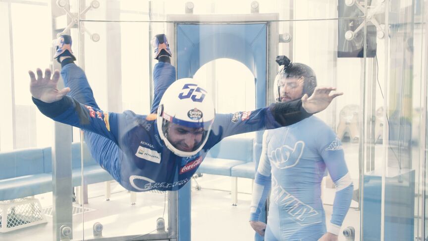 Team mate challenge: Sainz vs. Norris at skydiving