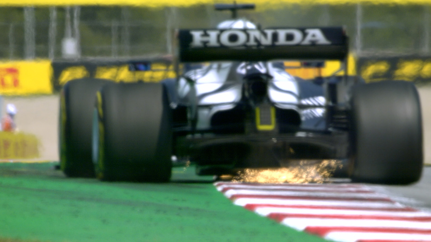 2021 Spanish GP FP2: Tsunoda car switches off after kerb impact