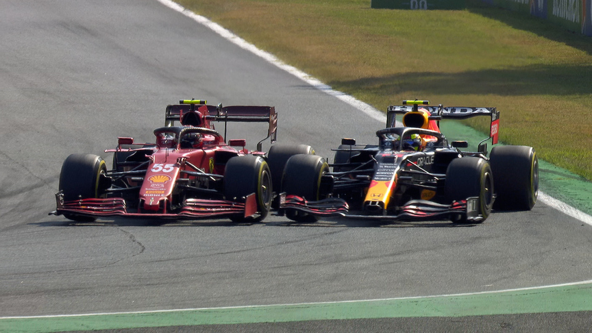 2021 Italian Grand Prix:  Sergio Pérez and Carlos Sainz battle for position around Monza