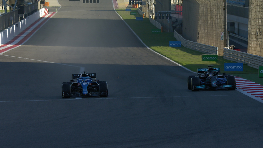 TESTING DAY 3: Alonso overtakes his old rival Hamilton
