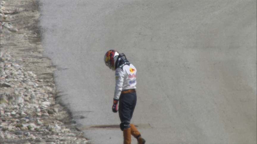 RACE: Unlucky Ricciardo retires on Lap 9