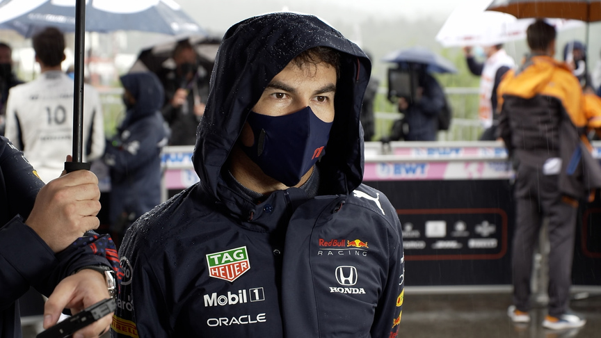 Sergio Pérez 'couldn't see anything' as Hamilton spray hampered final hot lap