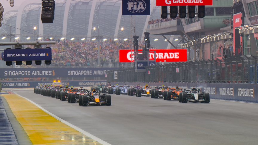 2026 Singapore GP Sprint: Russell jumps Verstappen to snatch the lead at the start