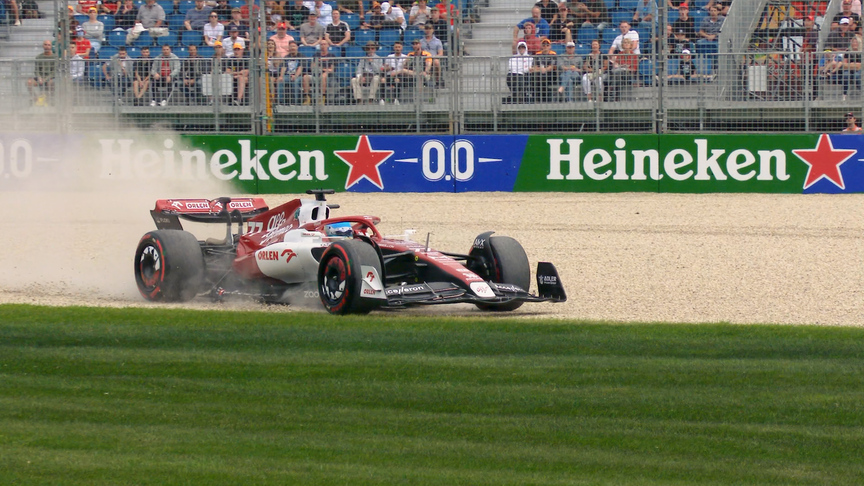 2022 Australian GP FP2: Bottas sails into gravel at Turn 1