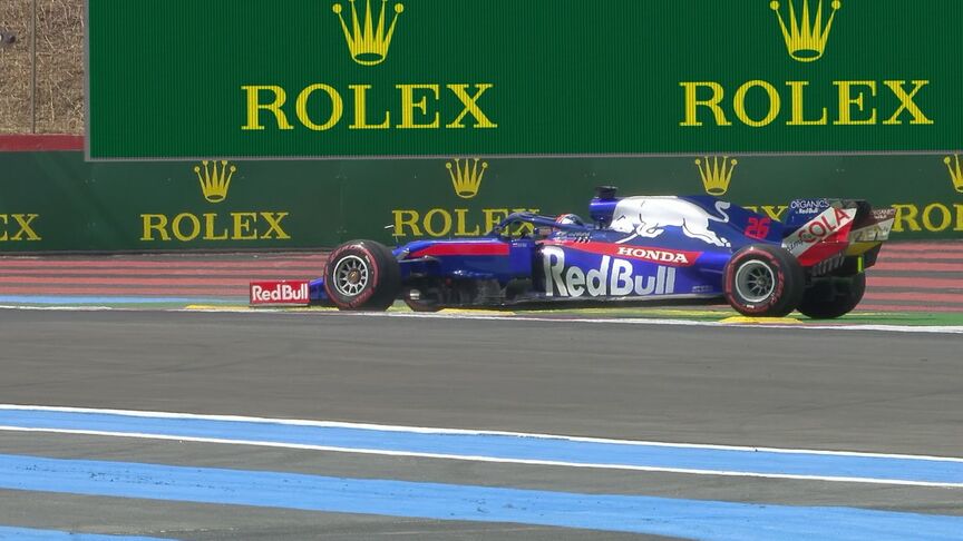 FP1: Kvyat spins and recovers at Turn 5