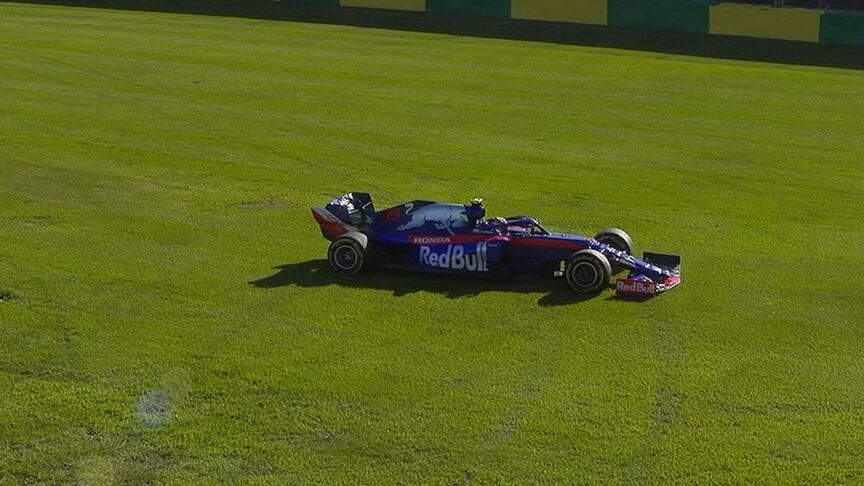 FP2: Turn 15 catches out Albon and Giovinazzi