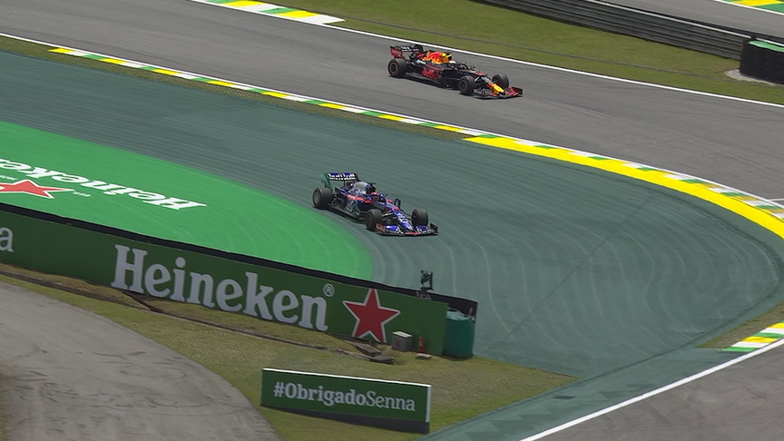 FP3: Kvyat runs out of brakes at Turn 1