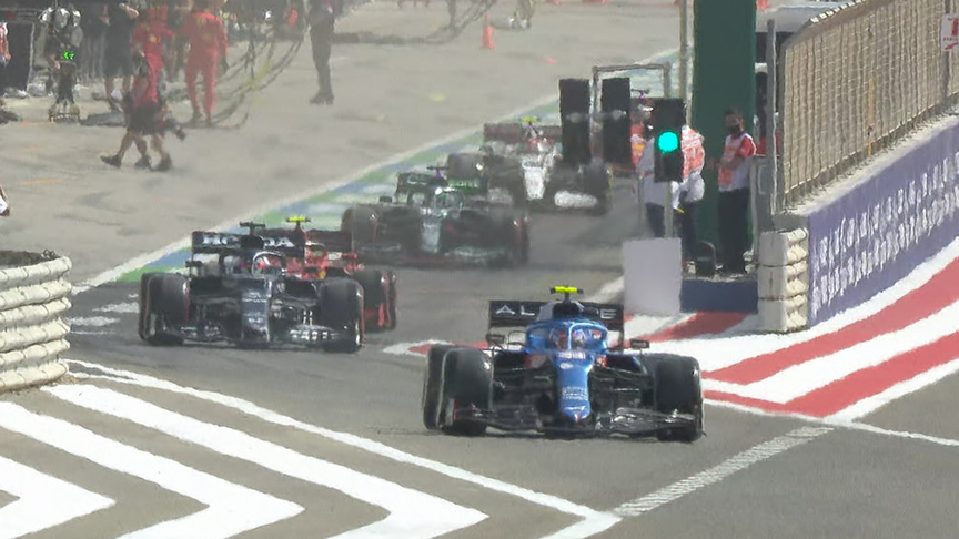 2021 Bahrain GP FP1: Fernando Alonso leads cars out on track