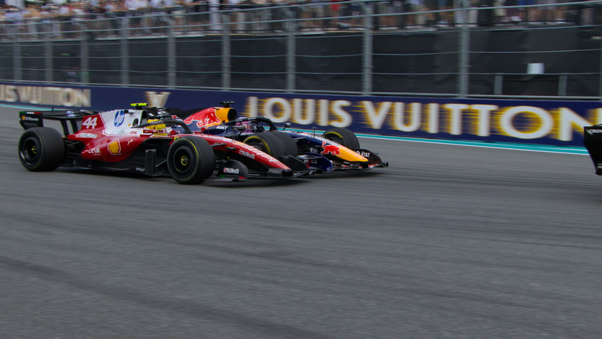 2026 Miami GP Sprint: Verstappen runs off track in his bid to pass Hamilton