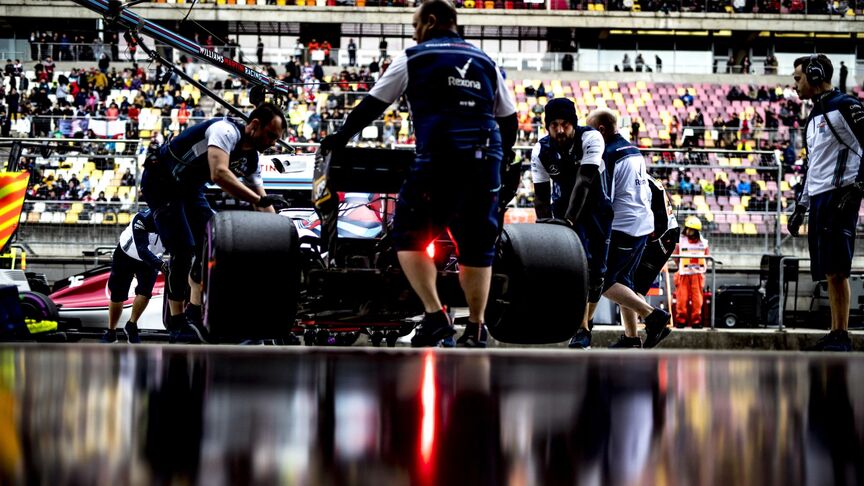 What do the teams do during F1 practice sessions?