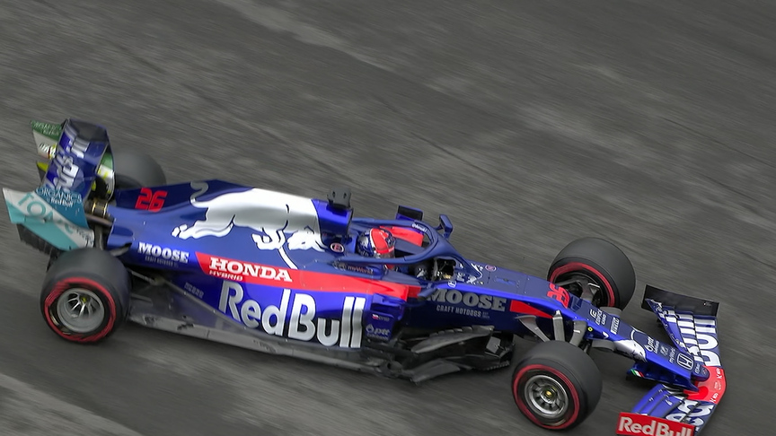 FP1: Kvyat loses it at Turn 1 after late swap to slicks